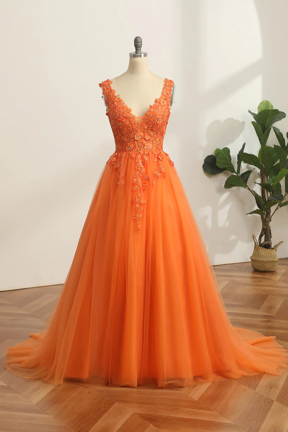 Elegant A Line V Neck Tulle Lace Appliques Long  Open Back Prom Dresses