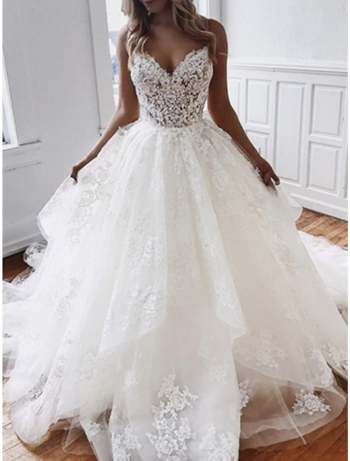 Engagement Formal Wedding Dresses Ball Gown Sweetheart Camisole Spaghetti Strap Chapel Train Lace Bridal Gowns With Appliques