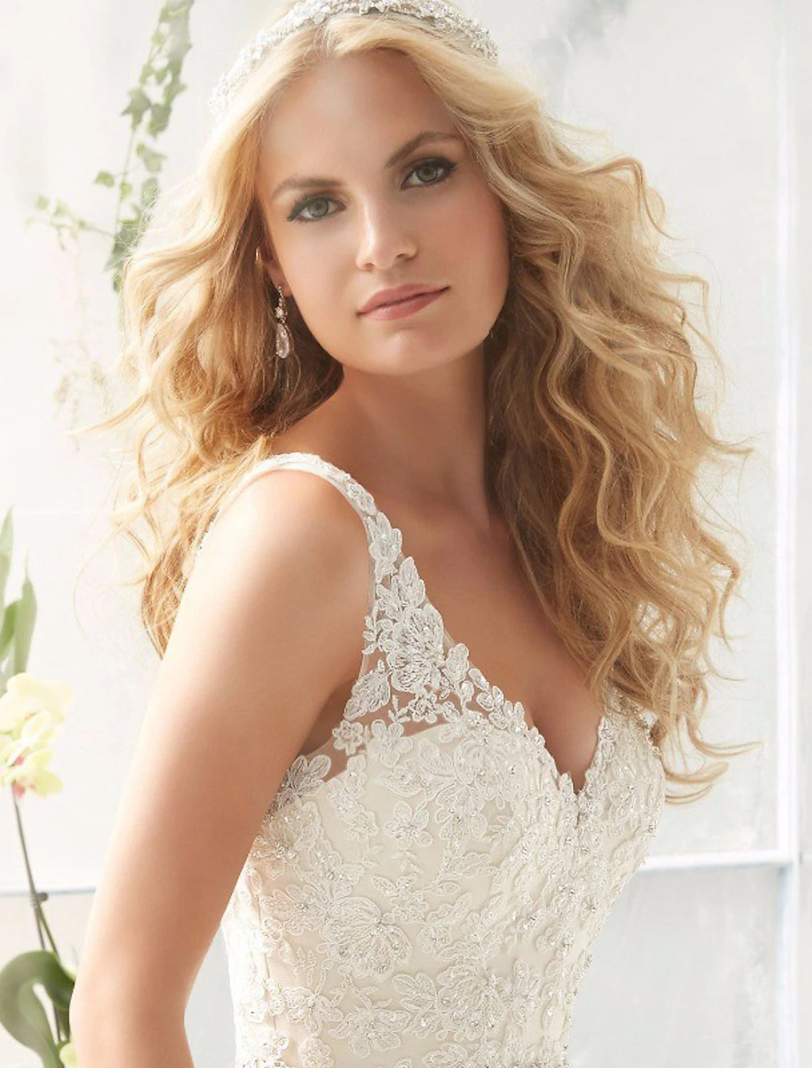 Engagement Open Back Sexy Formal Wedding Dresses A-Line V Neck Sleeveless Court Train Lace Bridal Gowns