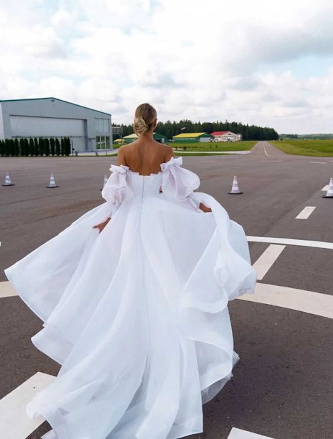 Beach Casual Wedding Dresses A-Line Off Shoulder Long Sleeve Court Train Organza Bridal Gowns With