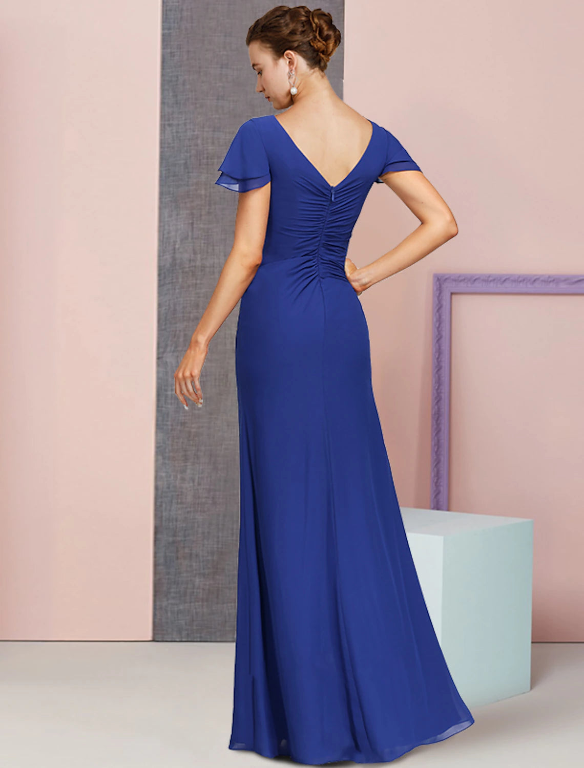 Sheath / Column Mother of the Bride Dress Formal Elegant V Neck Floor Length Chiffon Short Sleeve with Ruched Crystal Brooch Side-Draped