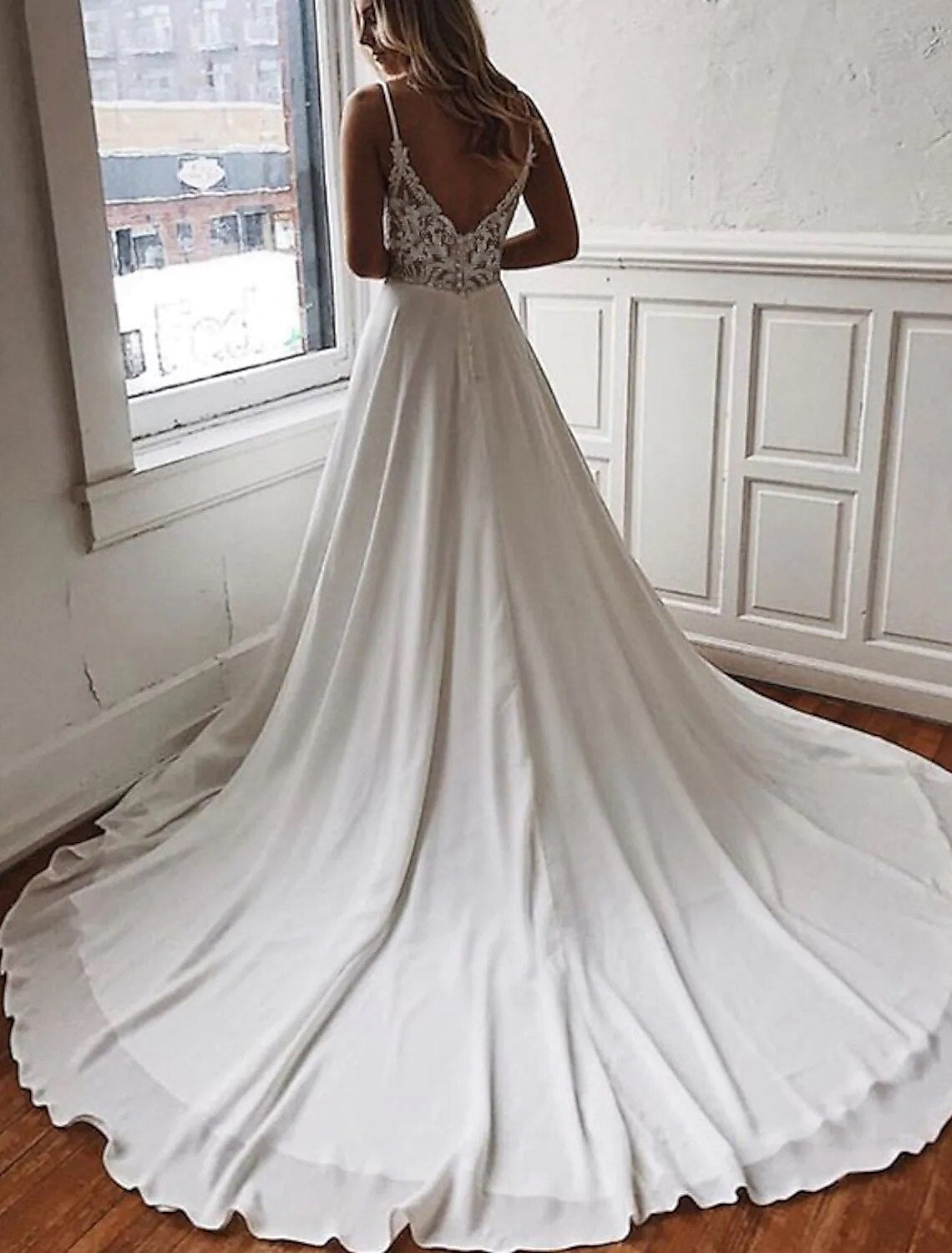 Beach Open Back Boho Wedding Dresses A-Line Camisole V Neck Spaghetti Strap Chapel Train Chiffon Bridal Gowns With Appliques