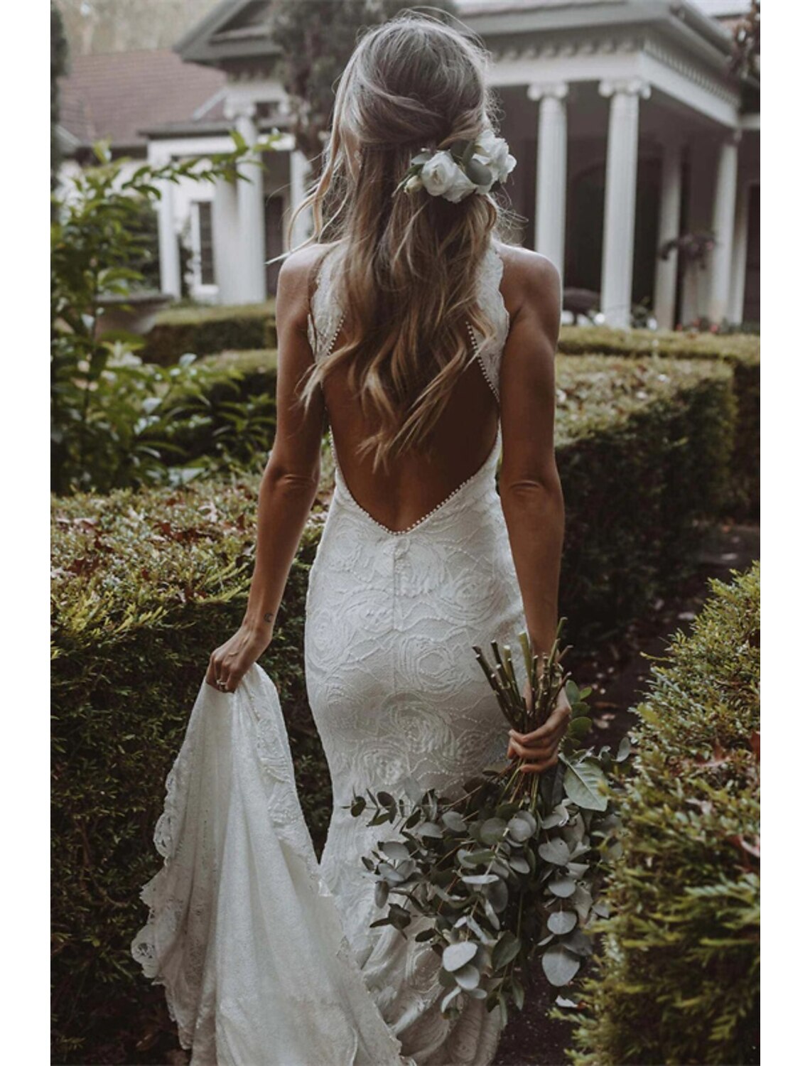 Beach Open Back Boho Wedding Dresses Mermaid / Trumpet Halter Sleeveless Chapel Train Lace Bridal Gowns With Appliques Solid Color