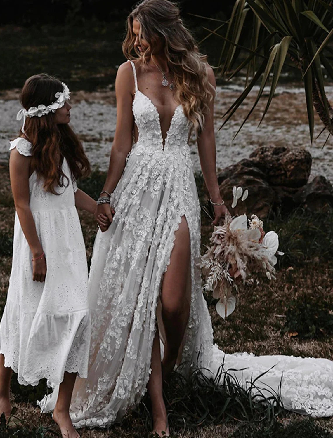 Beach Sexy Boho Wedding Dresses A-Line Sweetheart Camisole Spaghetti Strap Court Train Lace Outdoor Bridal Gowns With Appliques Split Front